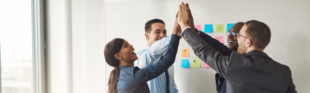 Equipe feliz colhendo benefícios de um CRM